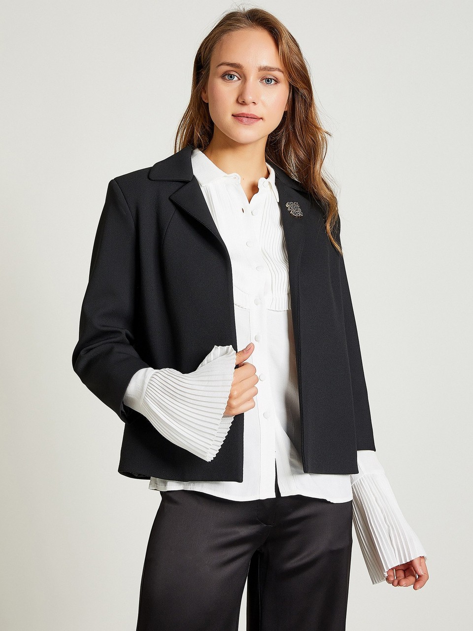 Three Quarter Sleeve Buttonless Jacket With Brooch